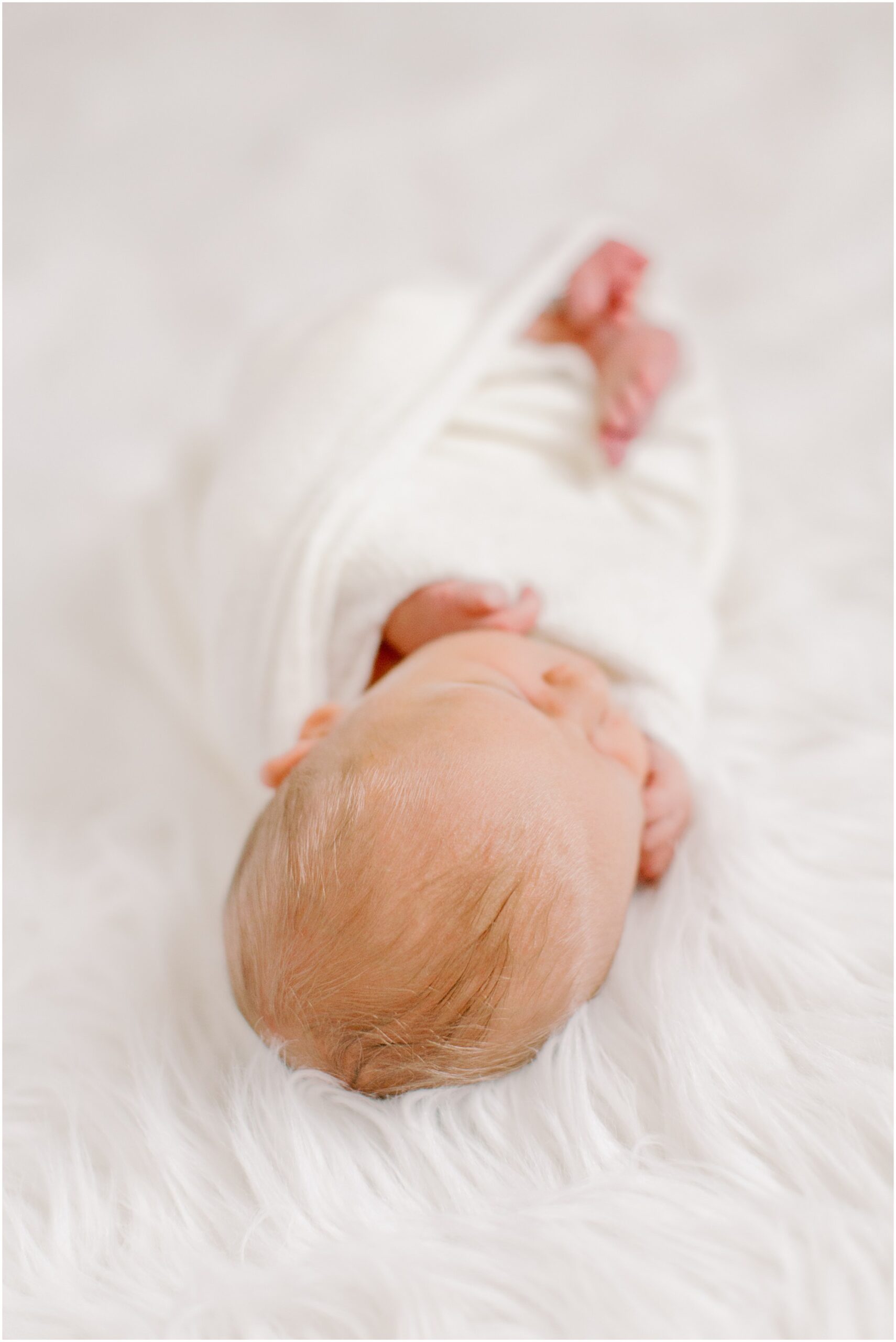 Details of a baby's hair in three tips for a successful newborn session