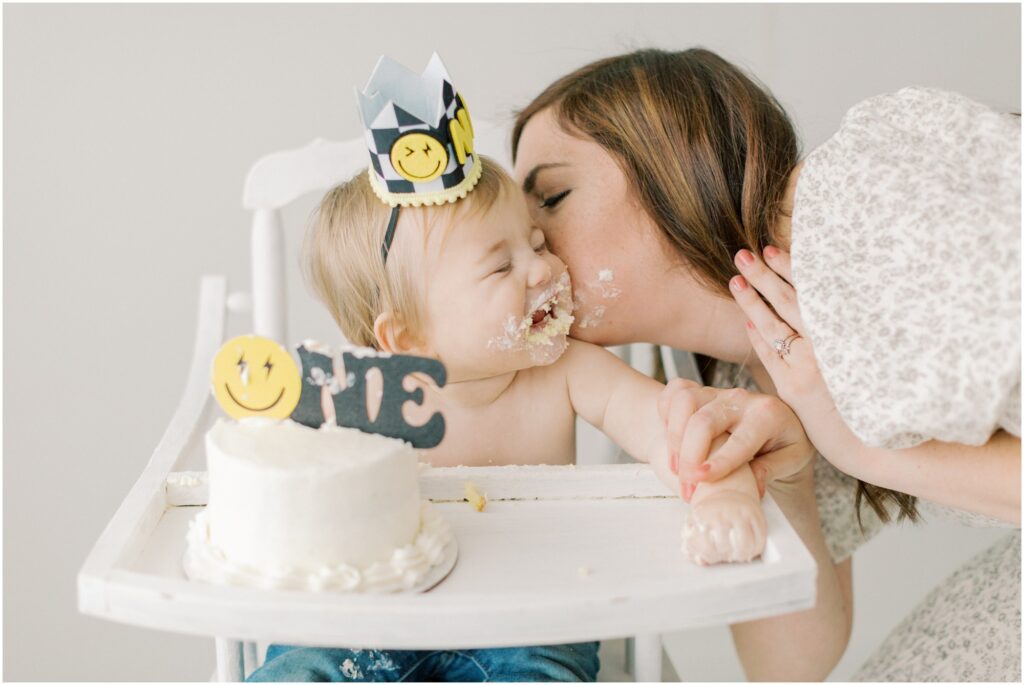 Mama kissing her son at his cake smash with Angelique Jasmin Photography